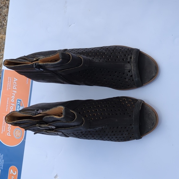 Bash Open Toed Hills - Picture 2 of 3